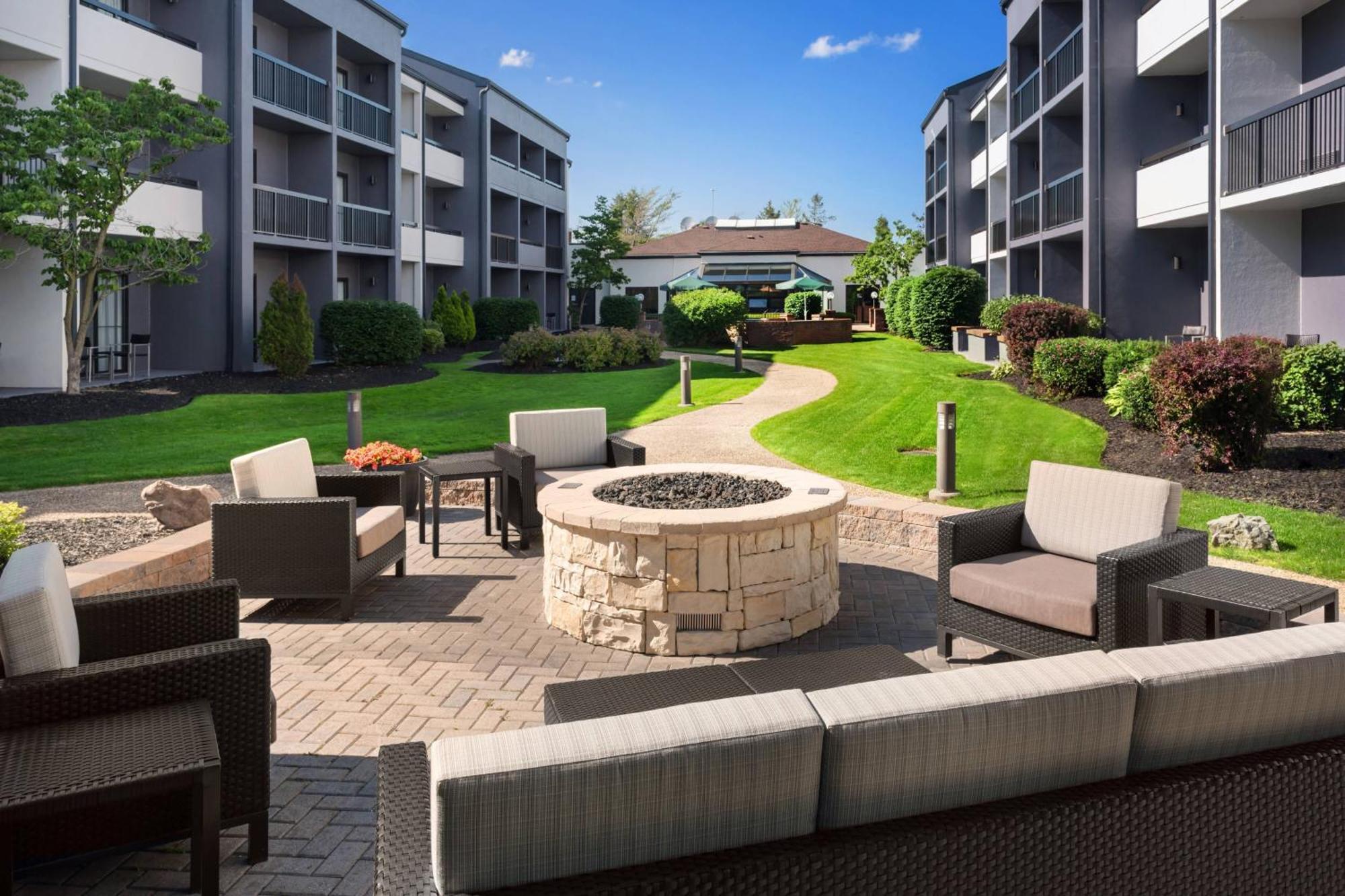 Отель Courtyard Syracuse Carrier Circle Восток Сиракьюс Экстерьер фото